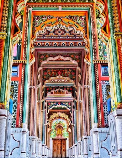 Jaipur's fine art carved on the entrance of fort